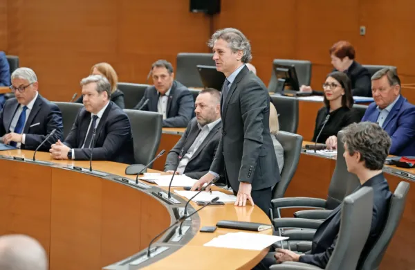 Zakon o zdravstvenem varstvu in zdravstvenem zavarovanju  je po 
oceni premierja in predsednika Gibanja Svoboda korak v pravo 
smer pri izpolnjevanju koalicijskih zavez in krepitvi javnega 
zdravstvenega sistema.