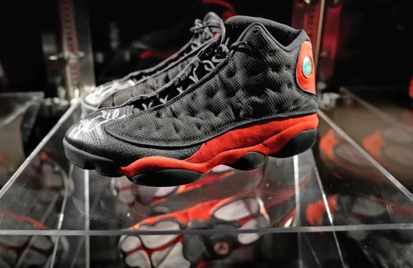 Superge, ki jih je Michael Jordan podaril navijaču, nosijo tudi 
podpis slavnega košarkaša.