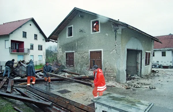Z magnitudo 5,6 je bil to najmočnejši potres 20. stoletja z žariščem 
v Sloveniji in je povzročil veliko gmotno škodo.
