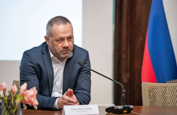 Vlada bo v petek sprejela uredbo, s katero bo premijo dopolnilnega zdravstvenega zavarovanja s 1. majem zamejila pri 
35,67 evra, je po današnji seji vlade dejal minister za zdravje 
Danijel Bešič Loredan. 