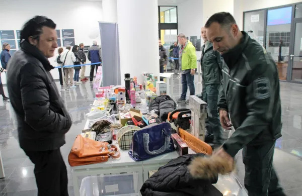 Stojnica z zaseženimi ponaredki spominja na stojnico bolšjega 
sejma. 