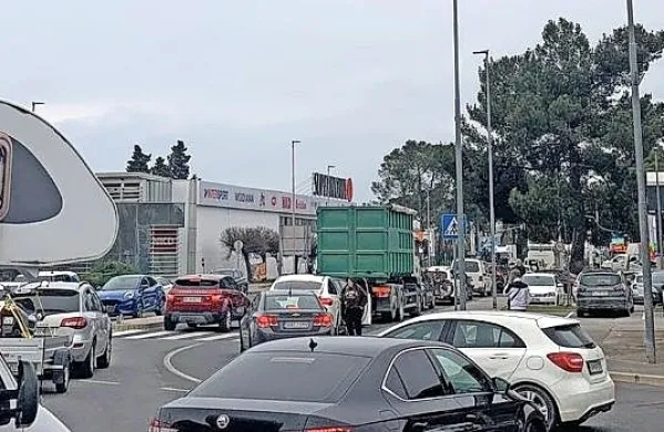 Dolge kolone vozil so ob izteku praznikov ohromile promet tudi v 
koprski Šalari.
