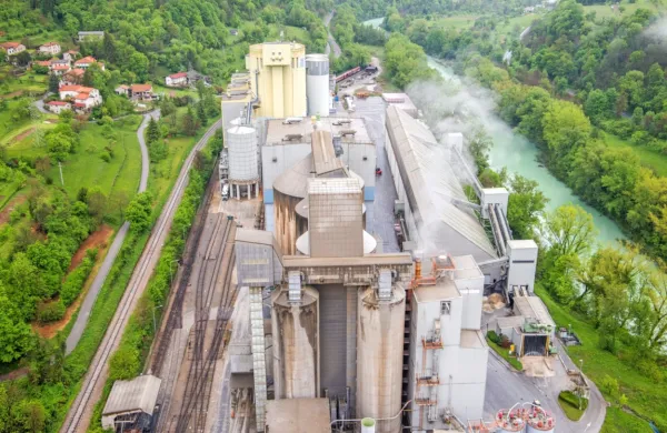  Onesnaženje, ki so ga v raziskavi pripisali cementarni, ne prihaja 
od izpustov skozi dimnik in bi ga bilo mogoče preprečiti z boljšo 
industrijsko higieno.
