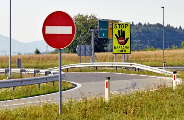 Da bi ustavili zmedeno voznico,  so policisti morali organizirati  
cestno  zaporo  z  blokadno  točko.