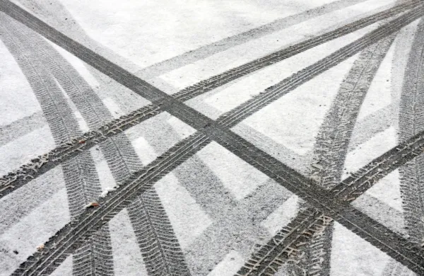 Na vi&scaron;je ležečih predelih se sneg že oprijema cesti&scaron;č