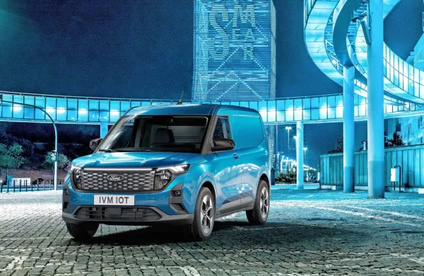 Pri Fordu napovedujejo, da bodo kupcem električne verzije 
omogočili enoletno brezplačno uporabo polnilnic iz omrežja 
BlueOval, ki bo do leta 2024 predvidoma vključevalo pol milijona 
javnih polnilnic.