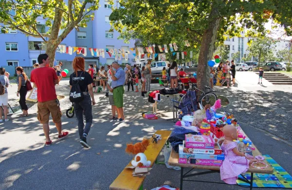 Na prvi garažni razprodaji se je zbralo lepo število prodajalcev in kupcev, ki so se tudi  sproščeno družili. 