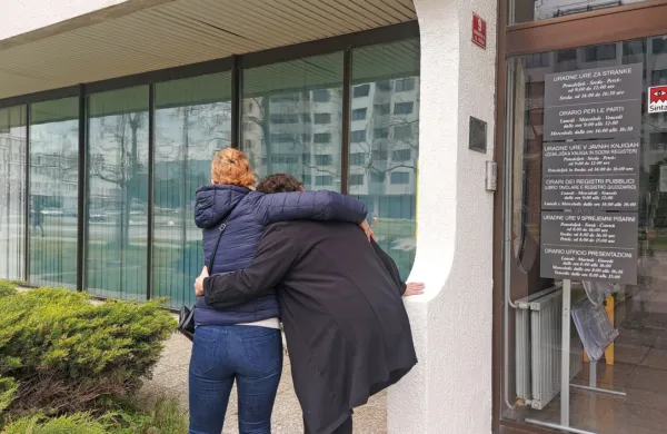Barbaro  Filipčič  (na  fotografiji  s  sestro)  so  med  sojenjem  večkrat  
premagale  solze.  