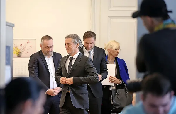Ukinitev dopolnilnega zavarovanja je korak v smeri krepitve 
javnega zdravstva, meni premier Golob.
