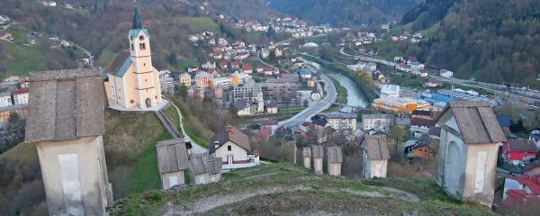 Turizem je povsod križev pot. V Idriji, kjer  denar zanj razmetavajo 
na račun propadajoče cestne, kulturne, športne ... infrastrukture, 
pa je za občane že leta preveč trnjev križ.