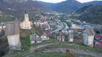 Turizem je povsod križev pot. V Idriji, kjer  denar zanj razmetavajo 
na račun propadajoče cestne, kulturne, športne ... infrastrukture, 
pa je za občane že leta preveč trnjev križ.