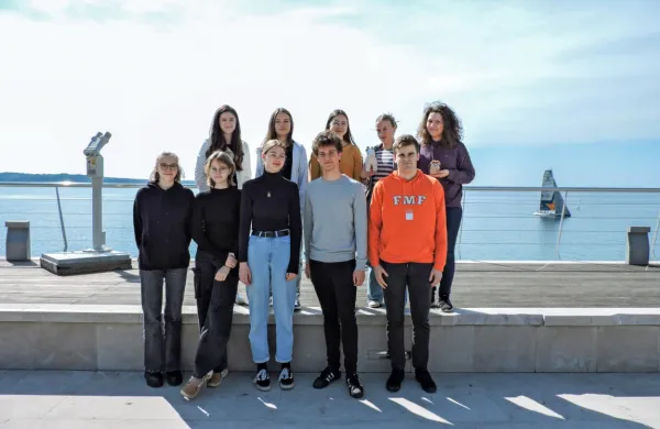 Mlade nadarjene matematičarke bodo letos poskušale še izboljšati lanski bron, pri tem jim bosta pomagala mentorja s 
Fakultete za matematiko in fiziko Univerze v Ljubljani.  