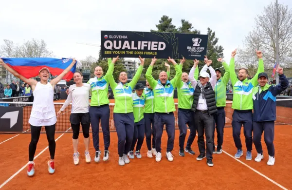 Slovenija je premagala Romunijo in bo  novembra nastopila na 
finalnem turnirju svetovnega ekipnega prvenstva oziroma pokala 
Billie Jean King.