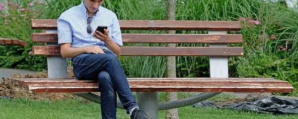 Približno 62 odstotkov sedečih ljudi vedno prekriža desno nogo 
čez levo, 26 odstotkov levo nogo čez desno, 12 odstotkov je 
“neopredeljenih”.