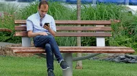 Približno 62 odstotkov sedečih ljudi vedno prekriža desno nogo 
čez levo, 26 odstotkov levo nogo čez desno, 12 odstotkov je 
“neopredeljenih”.