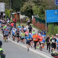 S tekači so prišle tudi zapore cest, vožnja z avtomobili je bila zato sila zamudna.