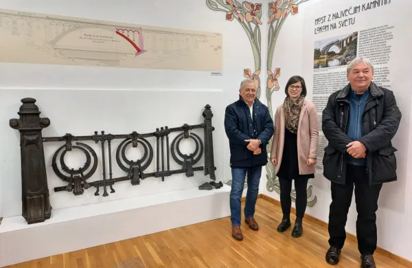 Raziskovalec  Gorazd Huma, avtorica razstave dr. Ines Beguš in 
direktor Goriškega muzeja Vlado Peruničič  ob osrednjem muzejskem eksponatu - delu znamenite Wagnerjeve ograje.  