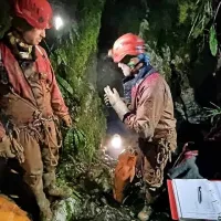 Jamarki je večji kamen prebil čelado