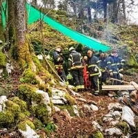 Jamarki je večji kamen prebil čelado