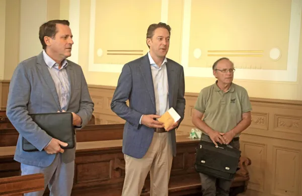 Sodišče je nekdanjima vodilnima v Mipu Marku Volku (v sredini) in 
Martinu Kovaču (levo) ter nekdanjemu direktorju Prašičereje 
Podgrad Ivanu Mlinariču izreklo pogojne zaporne kazni.