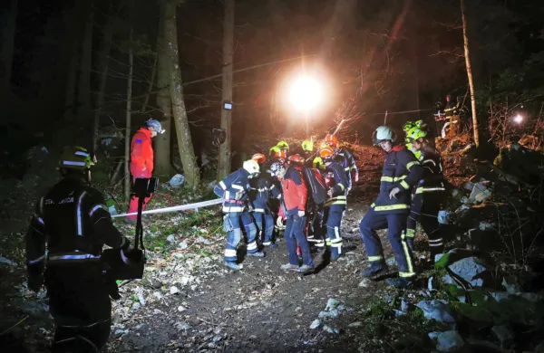 Nosila  s  poškodovano  jamarko  so  gasilci  prenesli  po  zahtevnem  
terenu  do  reševalnega  vozila.  Z njim  so jo nato  prepeljali  v 
Cerknico,  od  tam  pa  s  helikopterjem  v  ljubljanski klinični center.