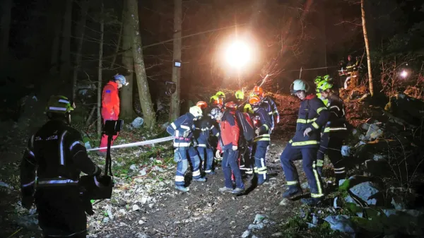 Nosila  s  poškodovano  jamarko  so  gasilci  prenesli  po  zahtevnem  
terenu  do  reševalnega  vozila.  Z njim  so jo nato  prepeljali  v 
Cerknico,  od  tam  pa  s  helikopterjem  v  ljubljanski klinični center.