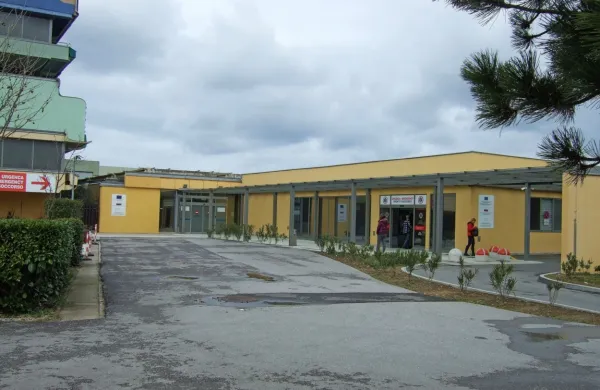 61-letni moški se je  pred urgenco izolske bolnišnice sprl in stepel 
s 53-letnim varnostnikom  ter ga zabodel.
