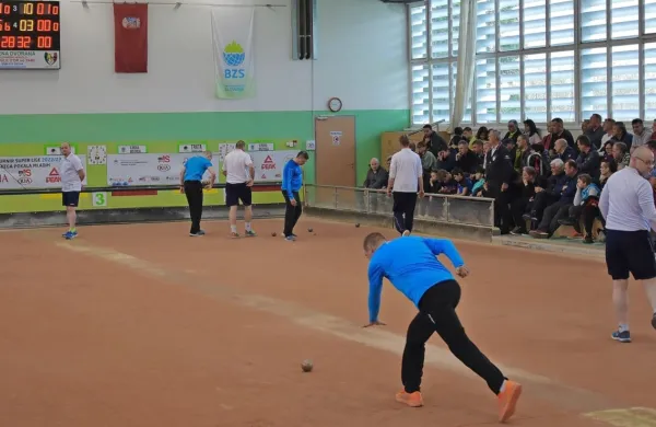 V polni postojnski dvorani so v finalu superlige  Škofjeločani (v 
modrih dresih) ugnali Bistričane (v belih dresih).