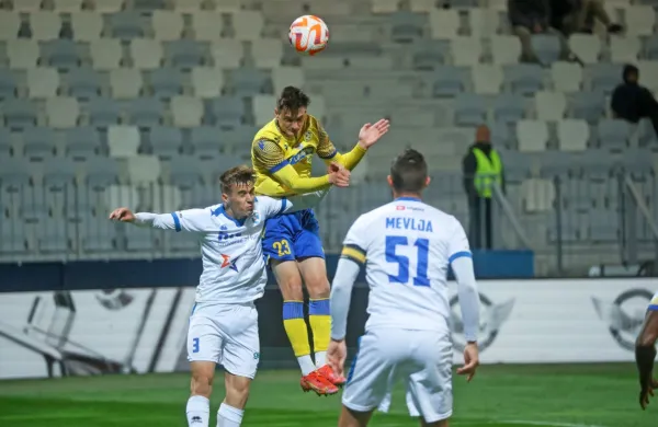 Luka Kambić (v skoku) je po strelu z glavo postavil končni izid 
dvoboja.