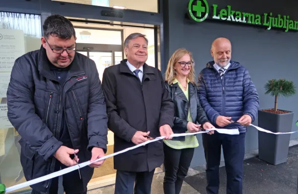 Trak pred novo lekarno v Idriji so prerezali Tomaž Vencelj, Zoran 
Jankovič, Maja Čuk in dr. Marjan Sedej. 