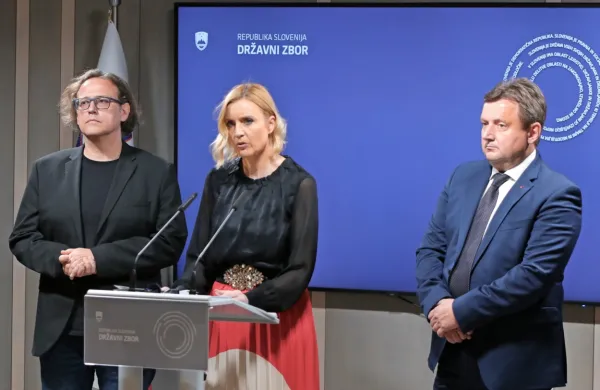 Novinarska konferenca preiskovalne komisije DZ, ki preiskuje 
sume nezakonitega financiranja političnih strank.