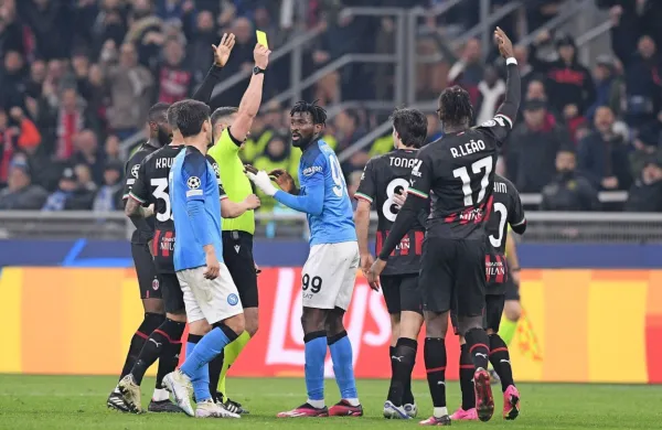 Napoli bo na nocojšnjem povratnem dvoboju z Milanom pogrešal 
kaznovana Andreja Anguissaja (v sredini) in obrambnega stebra 
Kima Min-jaeja. 
