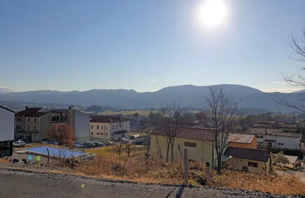 Občina Ajdovščina bo prvih osem  hiš za mlade, v dveh enotah po 
štiri, zgradila v Dobravljah. 