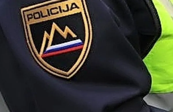 Po  končanem  notranjevarnostnem  postopku  je  pomočnik načelnika    
postaje  za  izravnalne ukrepe  dobil  opomin pred odpovedjo.  