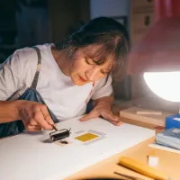 Ilustracije na embalažah mila je s tehniko lesoreza ustvarila 
umetnica Nina Koželj.