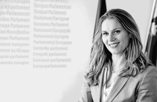 Po dolgi bolezni je umrla vodja pisarne Evropskega parlamenta v 
Sloveniji Manja Toplak.