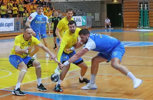 Koprski rokometaši (v rumeno-modrih dresih) so se na zadnjem prvenstvenem obračunu zelo dobro upirali 
Celjanom. 