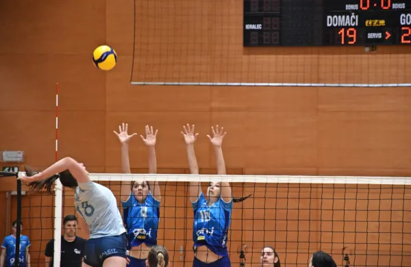 Kamničanka Maša Pucelj  (18) je v končnici zrežirala usoden 
preobrat, čeprav sta Novogoričanki  Polona Frelih (v sredini) in 
Julija Mohorič (desno) dobro igrali.