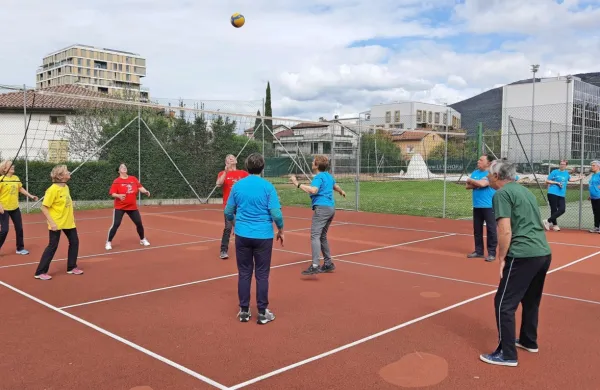 Odbojka je za seniorje primernejša od nogometa, pri katerem je 
bilo zaradi zagnanosti veliko padcev, zato so ga opustili.