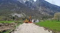 Kabelsko kanalizacijo, v katero bodo uvedli električni kabel, 
vkopavajo od Loga Čezsoškega navzdol proti Trnovemu ob Soči. 