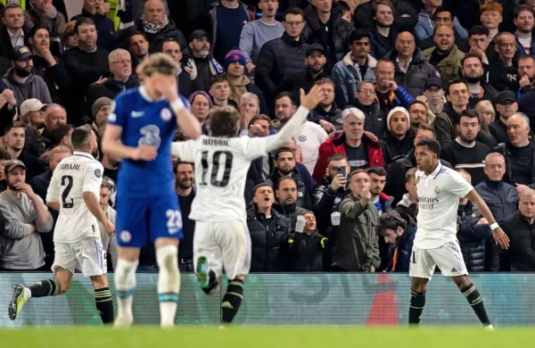 Nogometaši madridskega Reala (v belih dresih) so v četrtfinalu 
lige prvakov  opravili s Chelseajem in ostajajo v igri za ubranitev 
naslova.  
