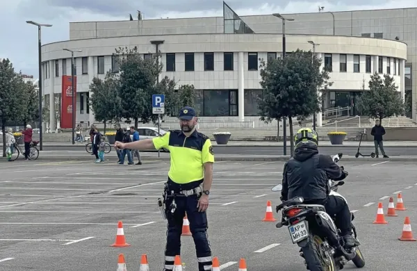 Policijski  inštruktor  je  motoristom svetoval,  kako  odpraviti   morebitne napake. 