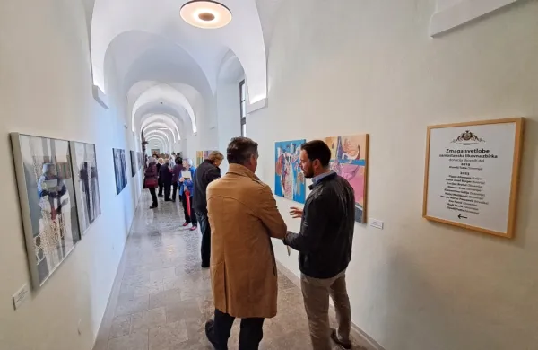 Hodnik samostana zdaj krasijo podarjena dela desetih vrhunskih umetnikov. 
