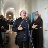 Klavdij Tutta, ki je začel z donatorsko akcijo in je podaril največ del, je uvedel odprtje razstave. 