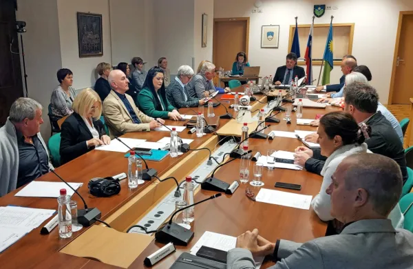 V Šempetru je včeraj vendarle prevladal pragmatizem, ki je 
prekinil pat pozicijo. Občani in podjetja bodo končno lahko 
gradili. 