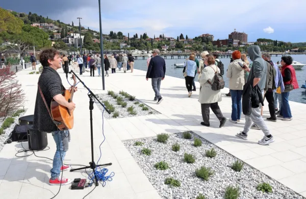 Sprehajanje vzdolž portoroške obale bo odslej zagotovo prijetnejše.  