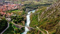 Starosta solkanskega tromostovja  je 219 metrov dolg in 118 let star kamniti železniški most, ki ga je mogoče od blizu občudovati s postankom med vožnjo po kolesarski stezi (na fotografiji desno).