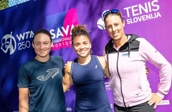 Andreja Klepač (desno) v družbi Tamare Zidanšek (levo) in Jasmine Paolini, zmagovalke turnirja v Portorožu'21 
ter prve nosilke turnirja WTT60, ki te dni poteka v Kopru in kjer je včeraj presenetljivo že izpadla.