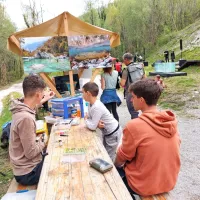 Pod vodstvom članov ribiške družine so delali muhe  za ribolov.