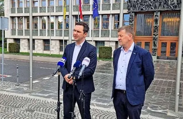 Ob zbiranju obvestil policistov pri kmetih pred torkovim protestom sta pred državnim zborom  predsednik Slovenske ljudske 
stranke Marko Balažic in evropski poslanec Franc Bogovič izrazila 
zgroženost nad pritiski na kmete.